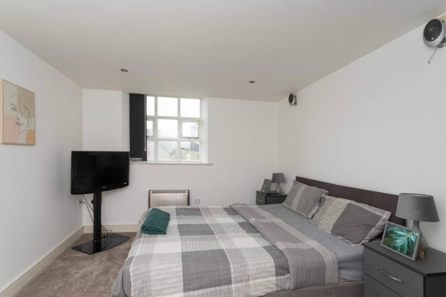 Lovely 1 Bedroom Apartment With Free Parking & Gym Kirkburton エクステリア 写真