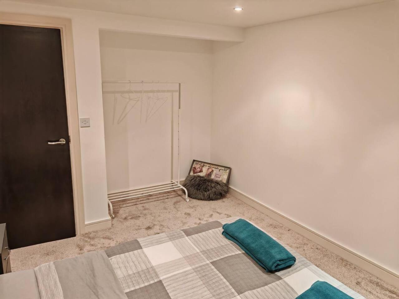 Lovely 1 Bedroom Apartment With Free Parking & Gym Kirkburton エクステリア 写真