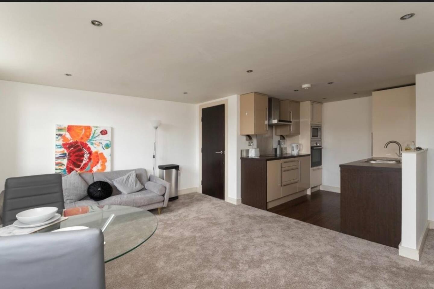 Lovely 1 Bedroom Apartment With Free Parking & Gym Kirkburton エクステリア 写真