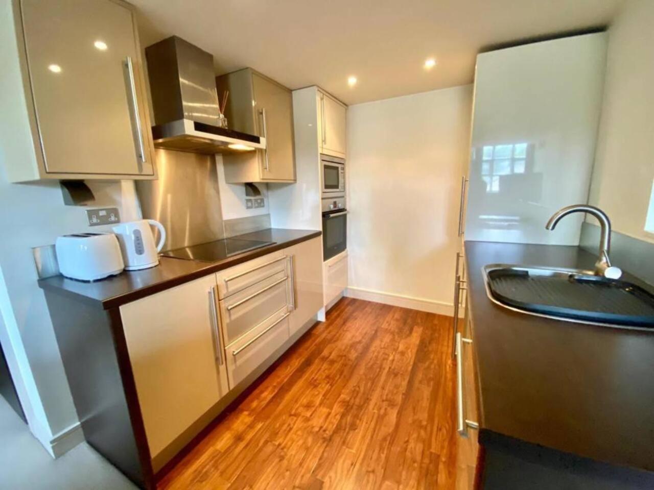 Lovely 1 Bedroom Apartment With Free Parking & Gym Kirkburton エクステリア 写真